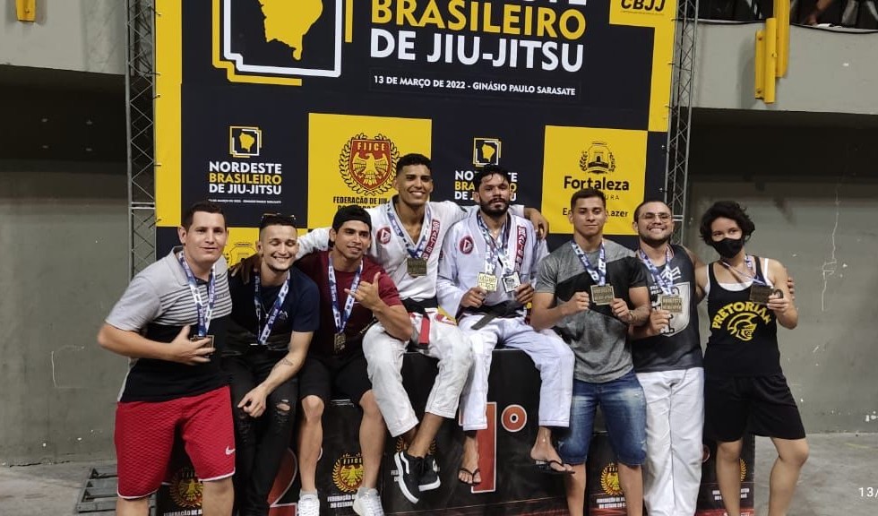 atletas de jiu-jitsu posam para a foto